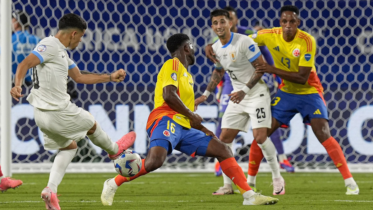 Uruguay midfielder Giorgian De Arrascaeta (10) shoots against Columbia during the second half at the Copa Armerica Semifinal match at Bank of America Stadium. 