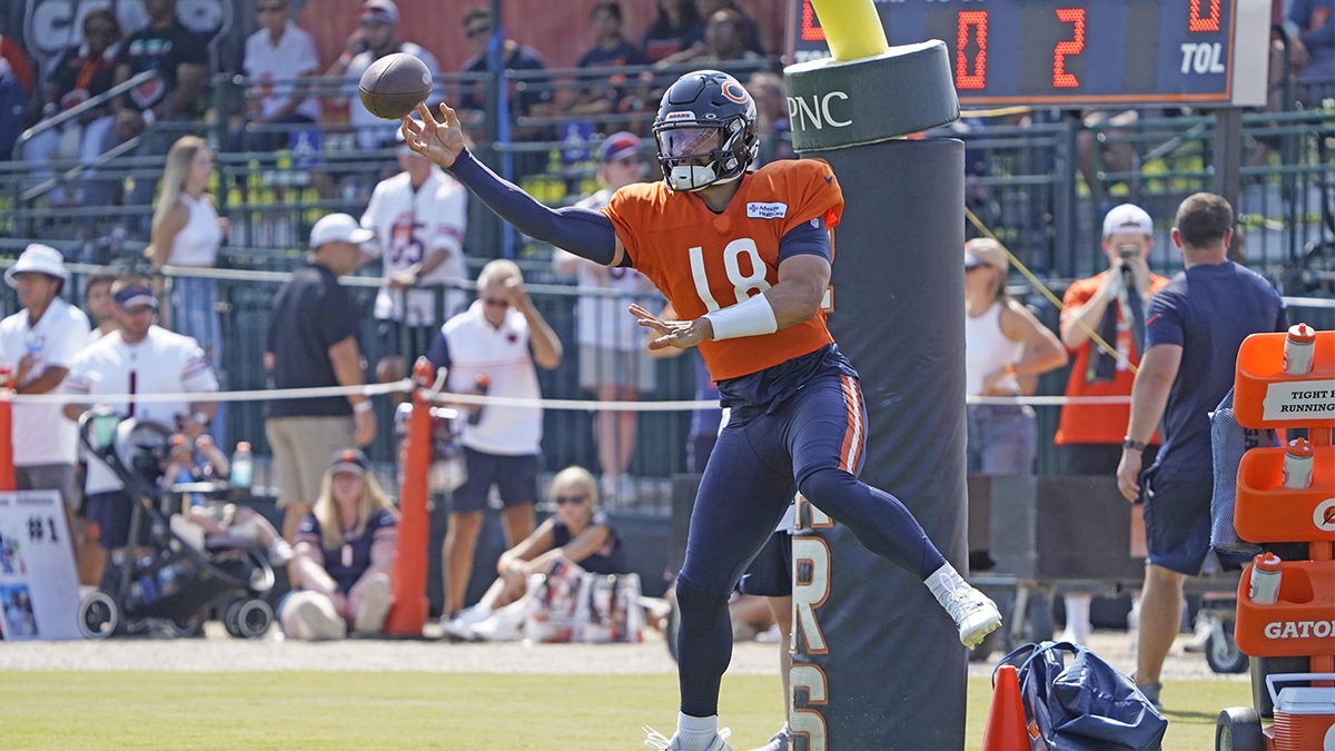  Chicago Bears quarterback Caleb Williams (18) throws a pass during Chicago Bears Training Camp at Halas Hall.