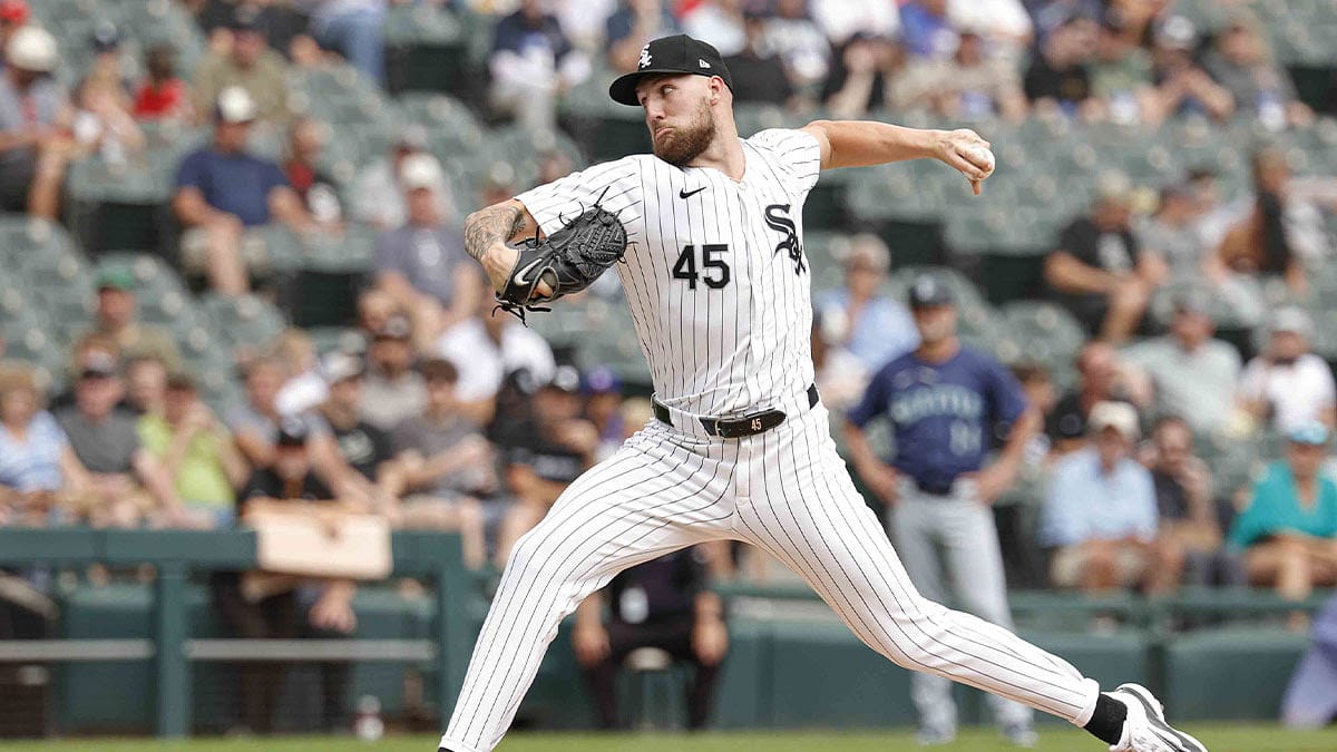 Chicago White Sox starting pitcher Garrett Crochet (45) delivers a pitch against the Seattle Mariners during the first inning at Guaranteed Rate Field. 