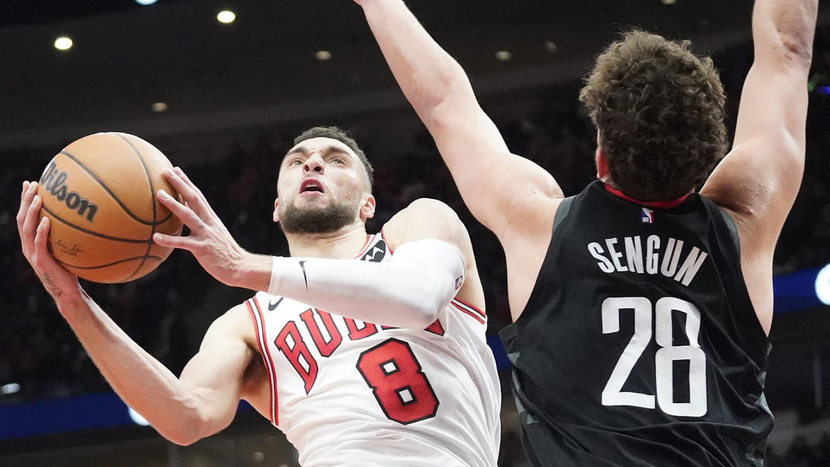 Houston Rockets center Alperen Sengun (28) defends Chicago Bulls guard Zach LaVine (8) during the second half at United Center.