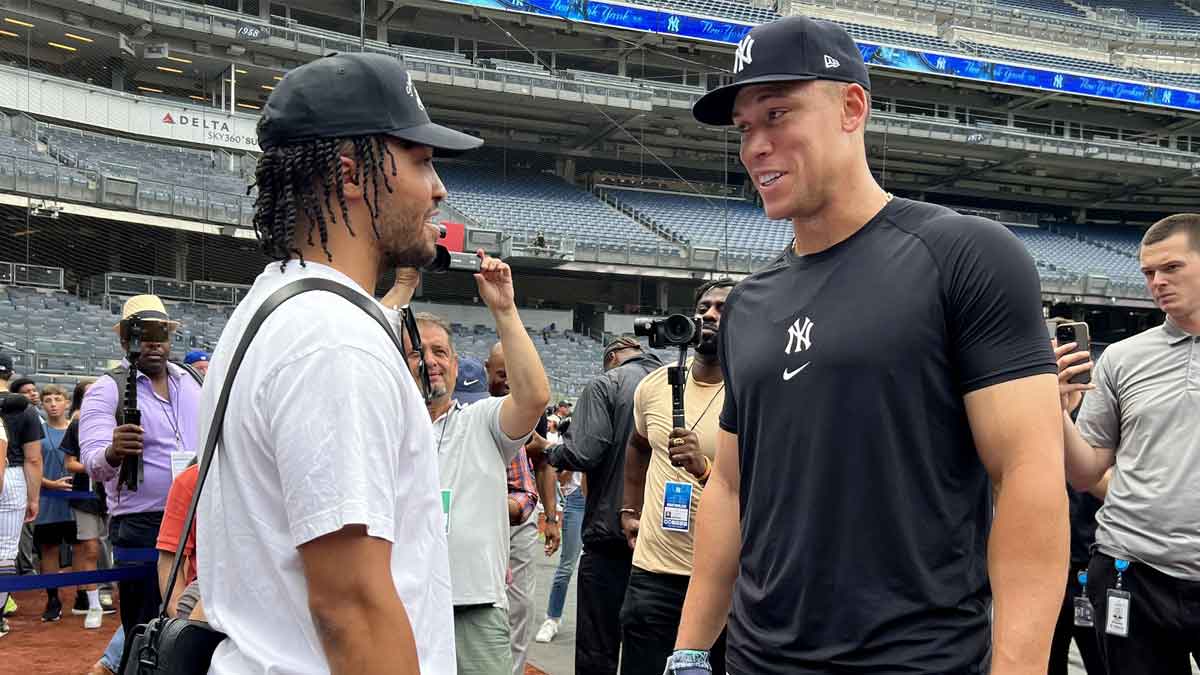  New York Yankees center fielder Aaron Judge (99) talks to New York Knicks guard Jalen Brunson before a game against the New York Mets at Yankee Stadium. 