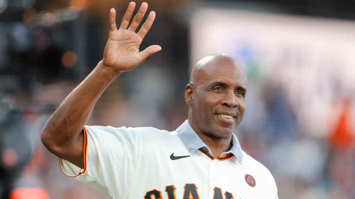 Former San Francisco Giants player and MLB legend Barry Bonds waves to the crowd before the game against the Chicago Cubs at Oracle Park.