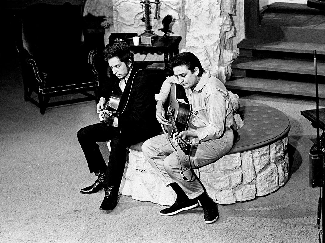 Bob Dylan and Johnny Cash performing on the Johnny Cash Show.