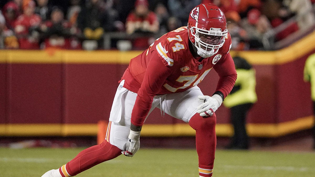 Kansas City Chiefs offensive tackle Jawaan Taylor (74) at the line of scrimmage against the Cincinnati Bengals during the game at GEHA Field at Arrowhead Stadium.