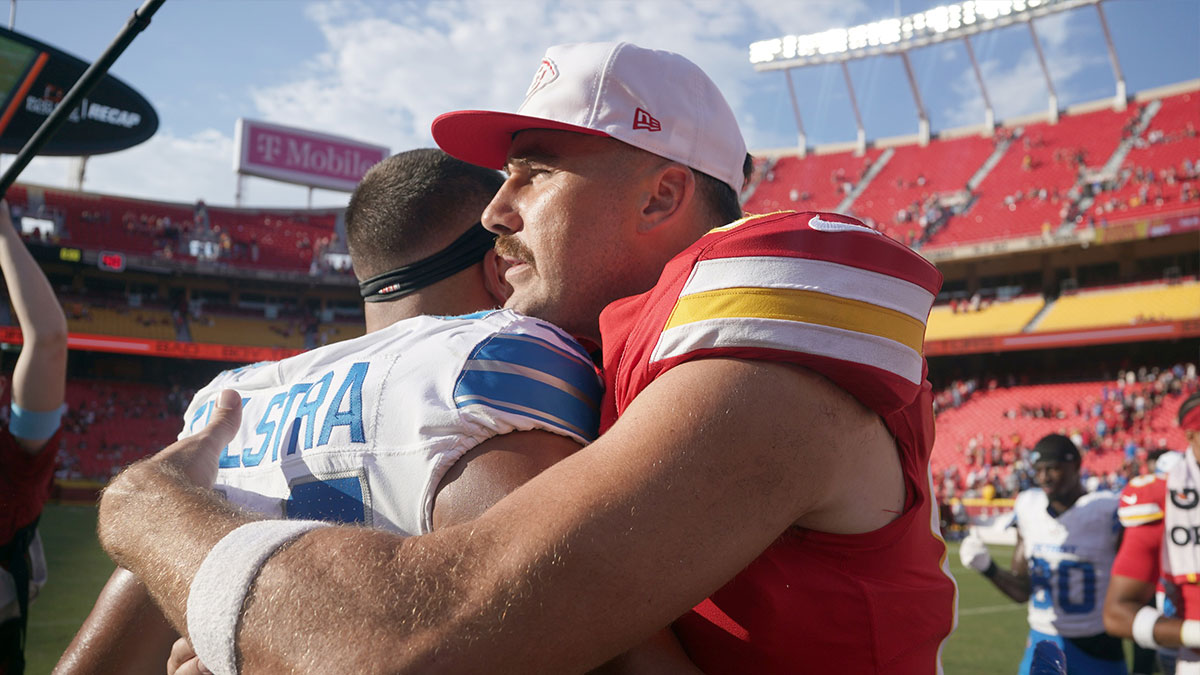 Chiefs preseason Travis Kelce hug