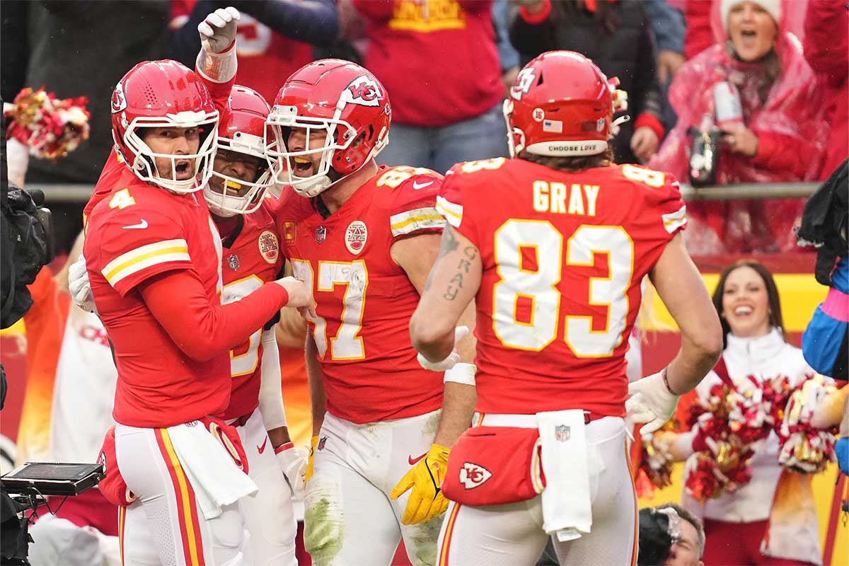 Chiefs tight end room with Travis Kelce and Noah Gray