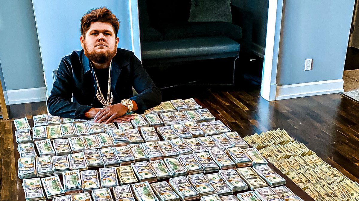 Chiefs' Creed Humphrey with cash all around him