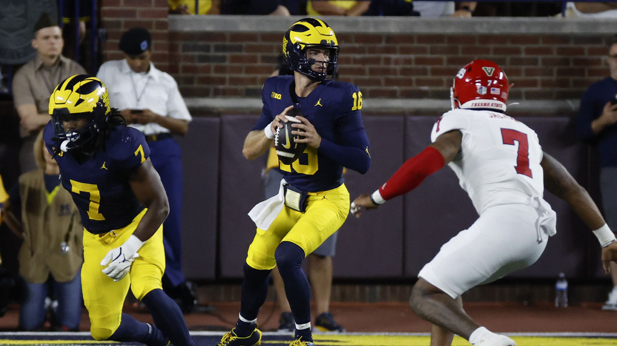 Michigan Wolverines quarterback Davis Warren (16) drops back to pass against the Fresno State Bulldogs in the first half at Michigan Stadium.