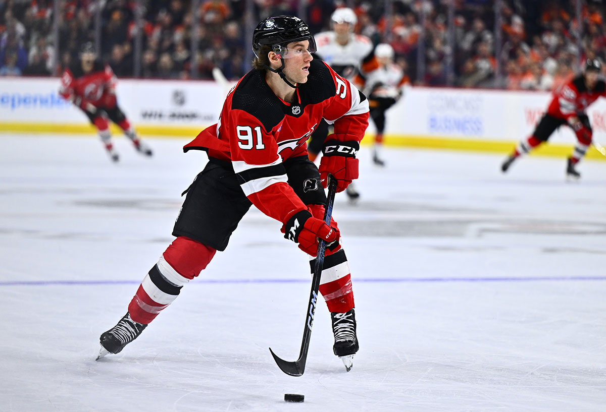 New Jersey Devils center Dawson Mercer (91) controls the puck against the Philadelphia Flyers in the second period at Wells Fargo Center.