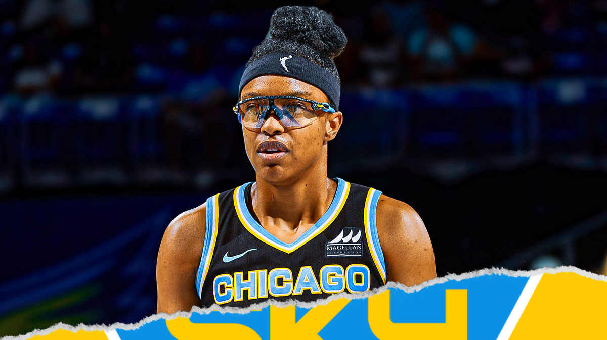 Chicago Sky's Diamond Deshields next to Mystics players