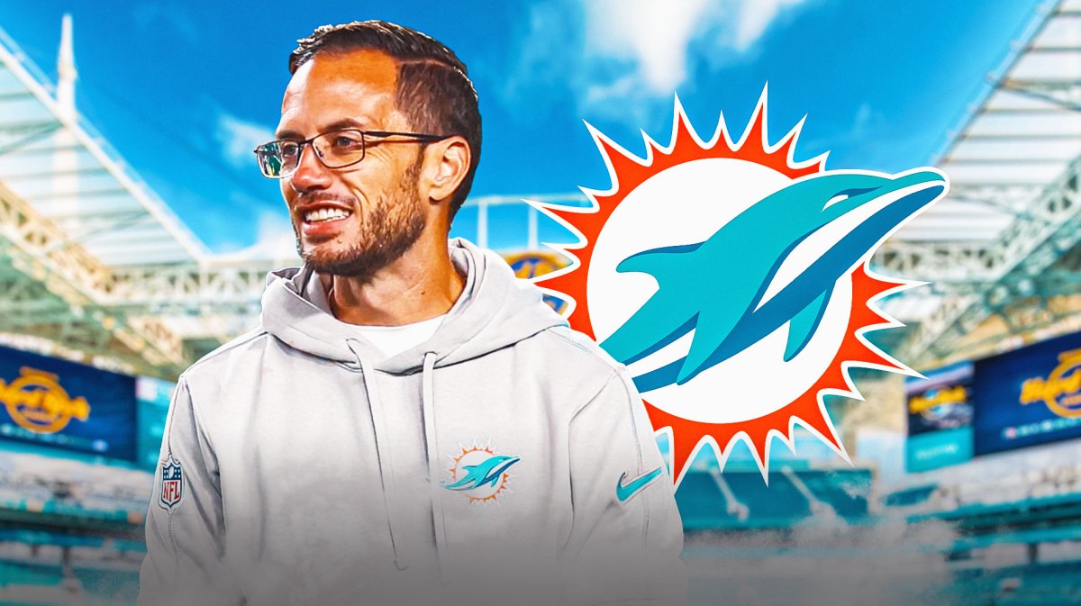 Dolphins coach Mike McDaniel looks at reporters, Tyreek Hill, Tau Tagovailoa in background