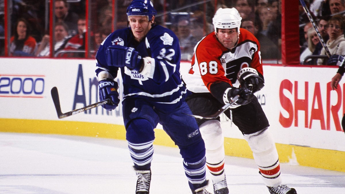 Toronto Maple Leafs right wing Steve Thomas (32) in action against Philadelphia Flyers center Eric Lindros (88) at First Union Center.