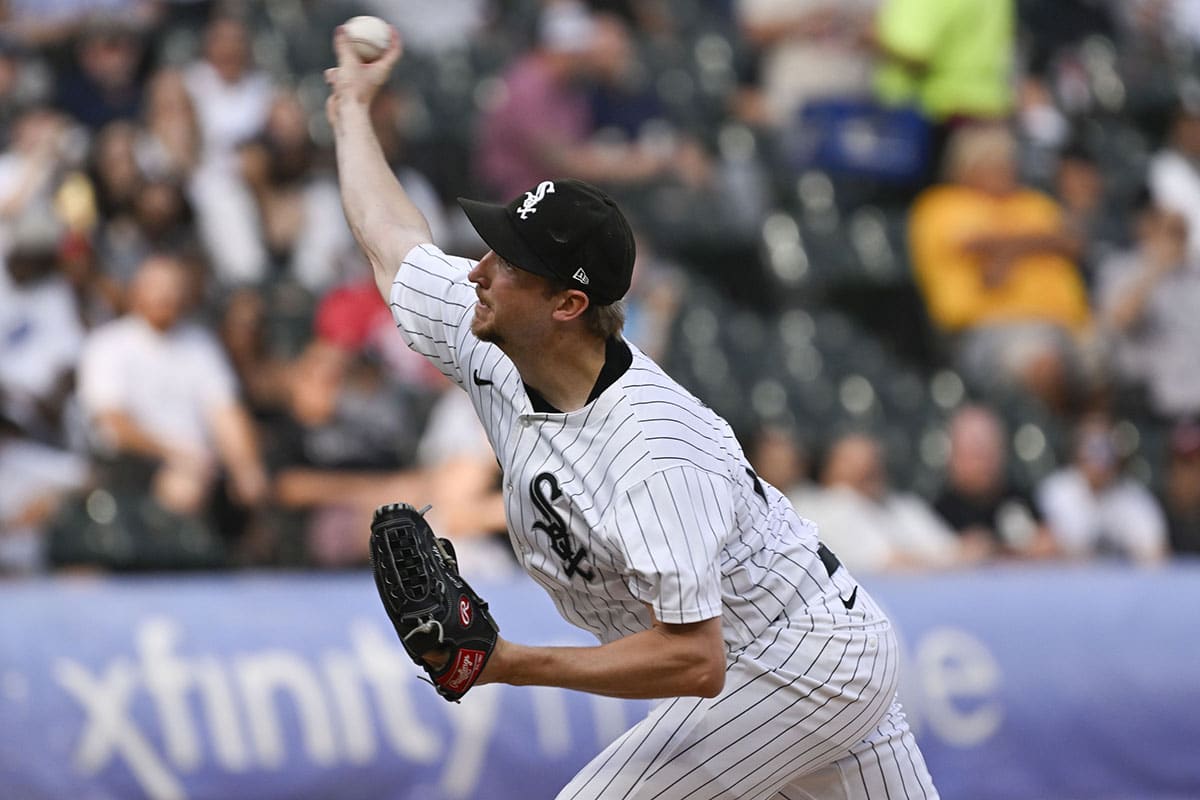 Chicago White Sox pitcher Erick Fedde (20) pitches against the Seattle Mariners during the first inning at Guaranteed Rate Field.