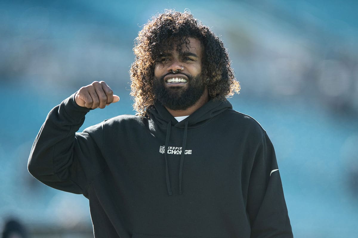 Dallas Cowboys running back Ezekiel Elliot (21) warms up before the game against the Jacksonville Jaguars at TIAA Bank Field.