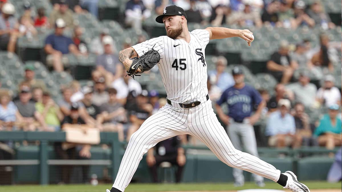 Chicago White Sox starting pitcher Garrett Crochet (45) delivers a pitch against the Seattle Mariners during the first inning at Guaranteed Rate Field