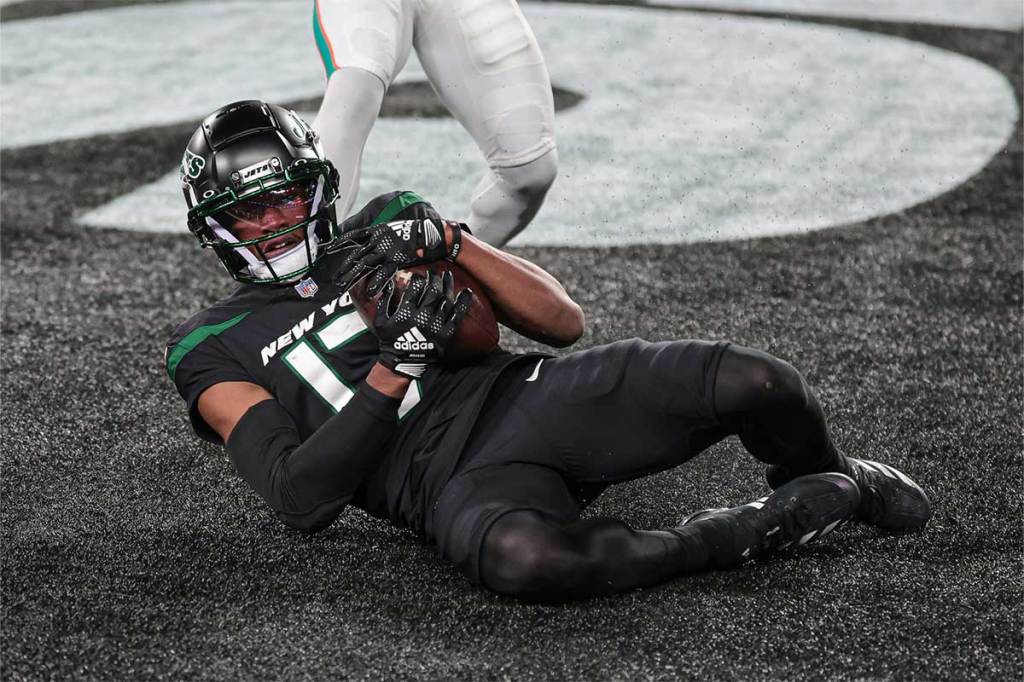 New York Jets wide receiver Garrett Wilson (17) catches a touchdown pass during the second half against the Miami Dolphins at MetLife Stadium