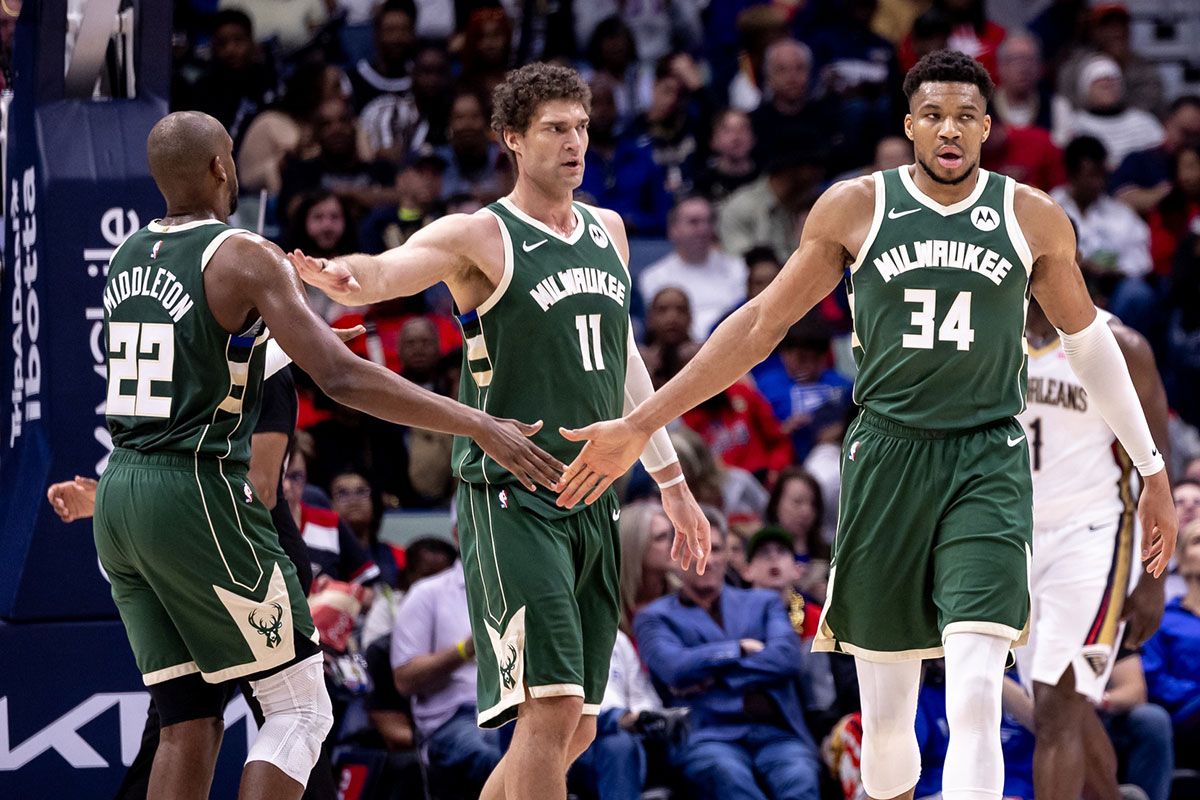 Milvaukee Bucks Next Giannis Antetokounpus (34) Slaps Hands with Advanced Khris Middleton (22) and Brook Lopez Center (11) After the Pelicani Pelicane Pelicane in the second half in the center of Smoothie King Center