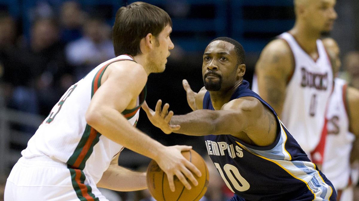 Memphis Grizzlies guard Gilbert Arenas (10) defends Milwaukee Bucks guard Beno Udrih (19) during the second quarter at the Bradley Center.
