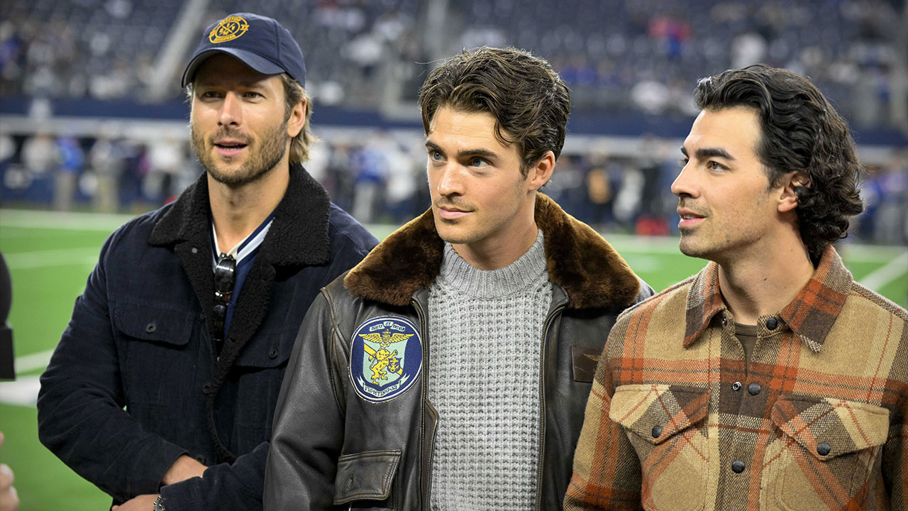 Glen Powell, Daren Kagasoff, and Joe Jonas at Dallas Cowboys game on November 24, 2022.