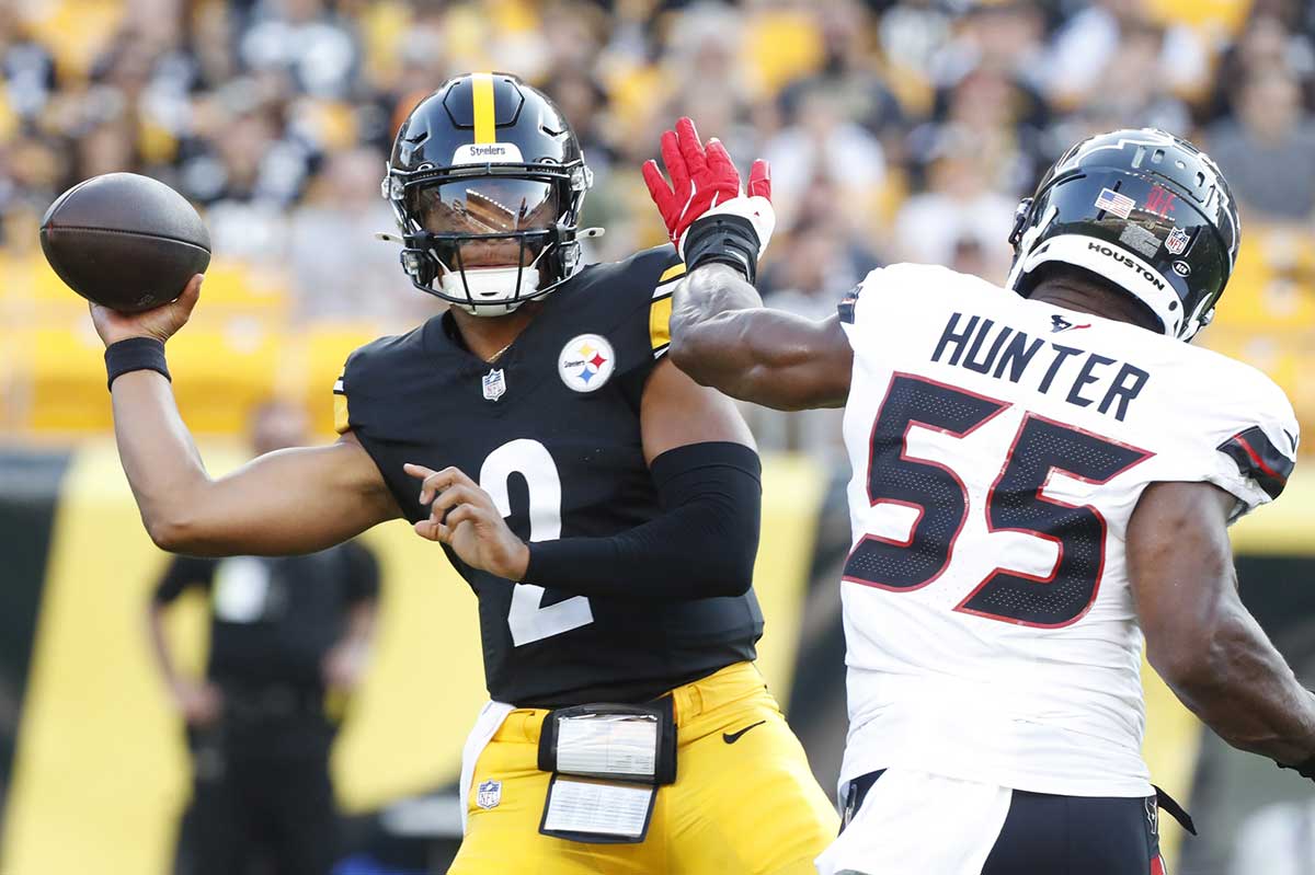 Hunter rushing the passer on Texans vs.Steelers