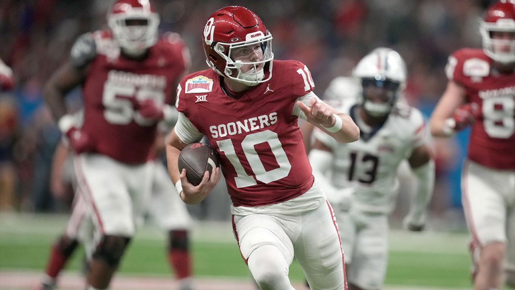 Oklahoma Sooners quarterback Jackson Arnold (10) carries the ball against the Arizona Wildcats in the fist half of the Alamo Bowl at Alamodome.