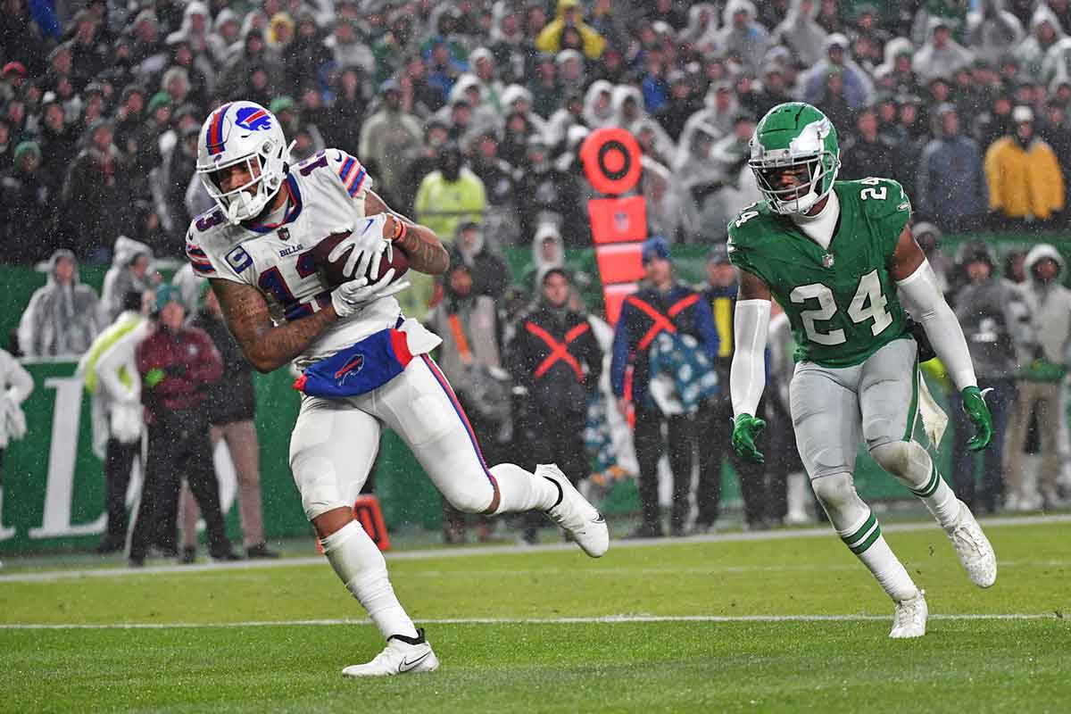 Buffalo Bills wide receiver Gabe Davis (13) catches touchdown pass during the fourth quarter against Philadelphia Eagles cornerback James Bradberry (24) at Lincoln Financial Field.