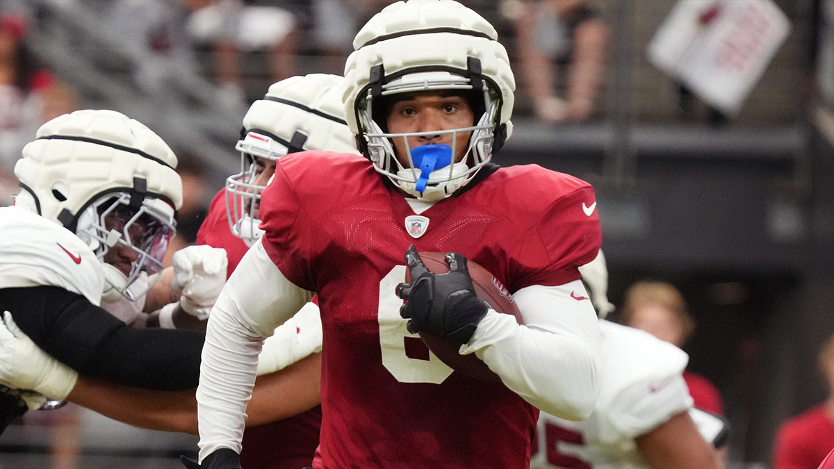 Arizona Cardinals running back James Conner (6) breaks for the sidelines during training camp at State Farm Stadium