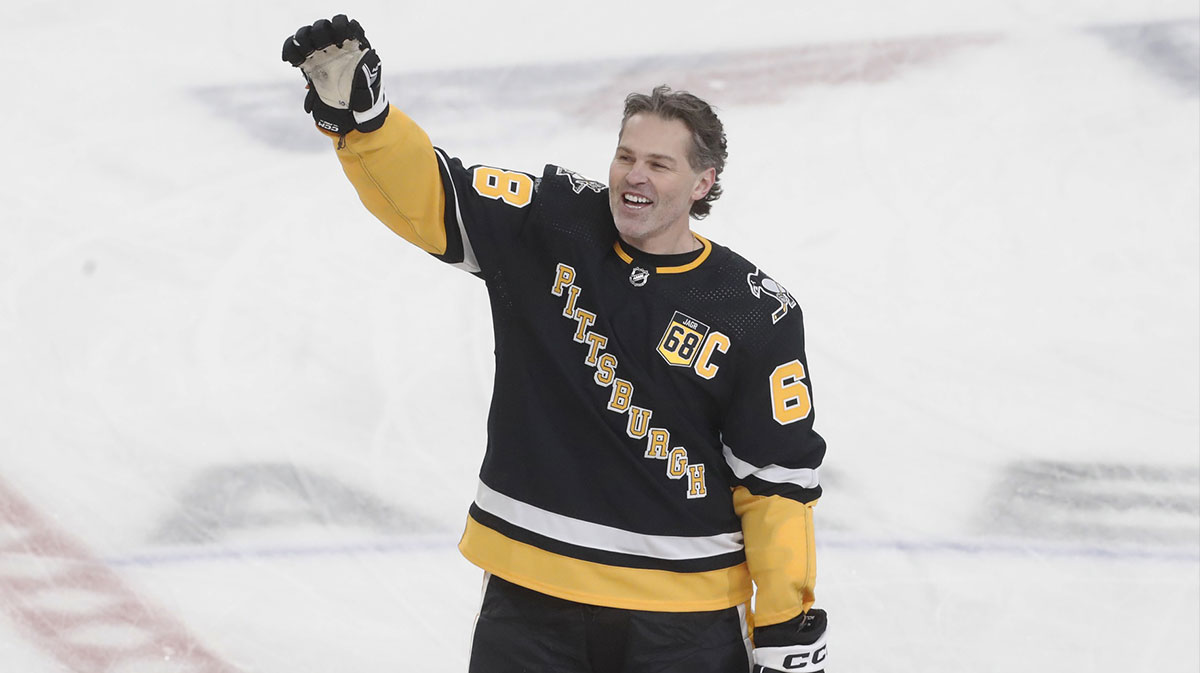 Pittsburgh Penguins former right wing Jaromir Jagr (68) waves to the crowd at the conclusion of warm-ups against the Los Angeles Kings at PPG Paints Arena.