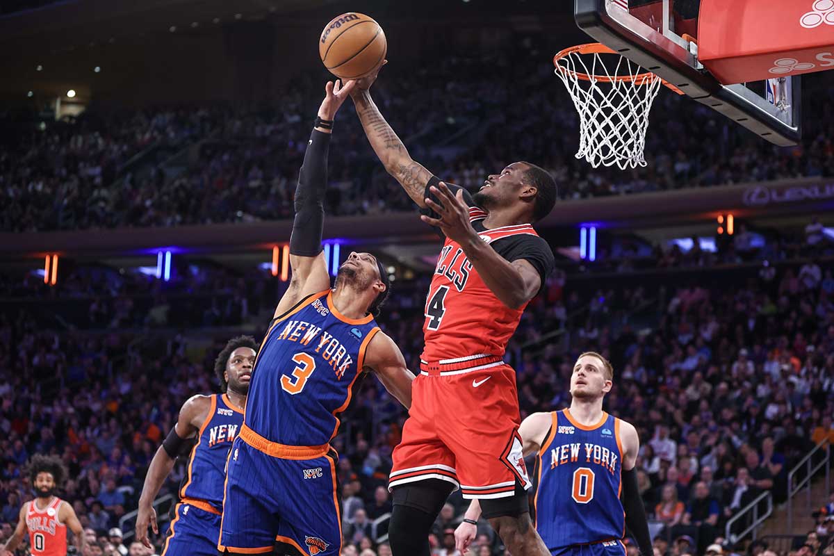 New York Knicks guard Josh Hart (3) and Chicago Bulls guard Javonte Green (24) fight for a loose ball in the fourth quarter at Madison Square Garden.