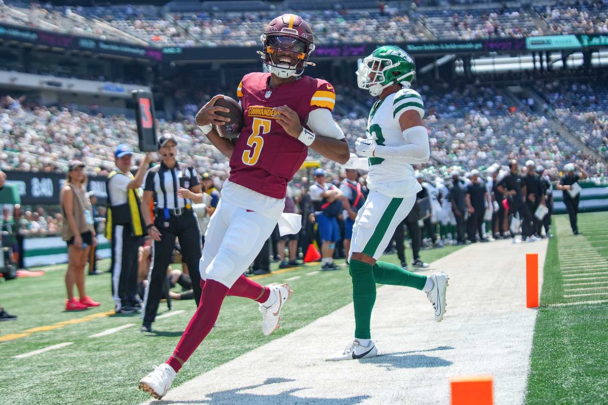 Washington Commanders quarterback Jayden Daniels (5) rushes for a touchdown during the first quarter against the New York Jets at MetLife Stadium. 