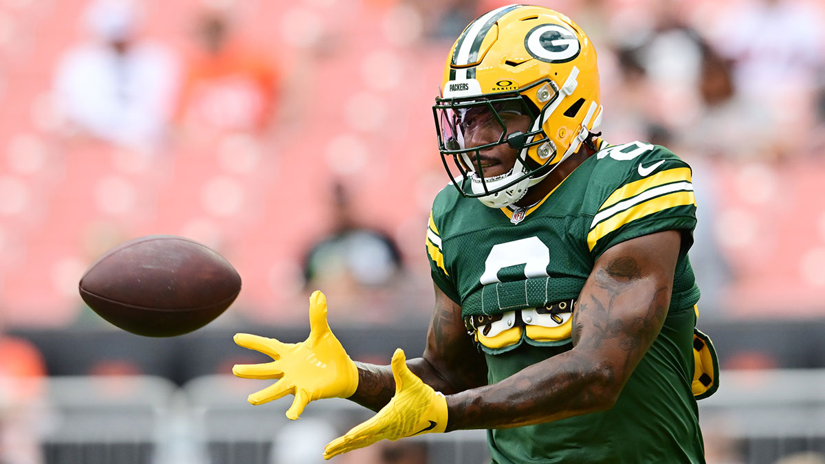 Green Bay Packers running back Josh Jacobs (8) warms up before the game between the Packers and the Cleveland Browns at Cleveland Browns Stadium. Mandatory Credit: Ken Blaze-USA TODAY Sports 