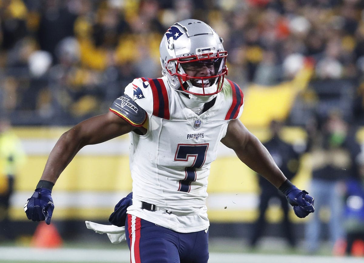 New England Patriots wide receiver JuJu Smith-Schuster (7) reacts after a first down catch against the Pittsburgh Steelers during the second quarter at Acrisure Stadium.