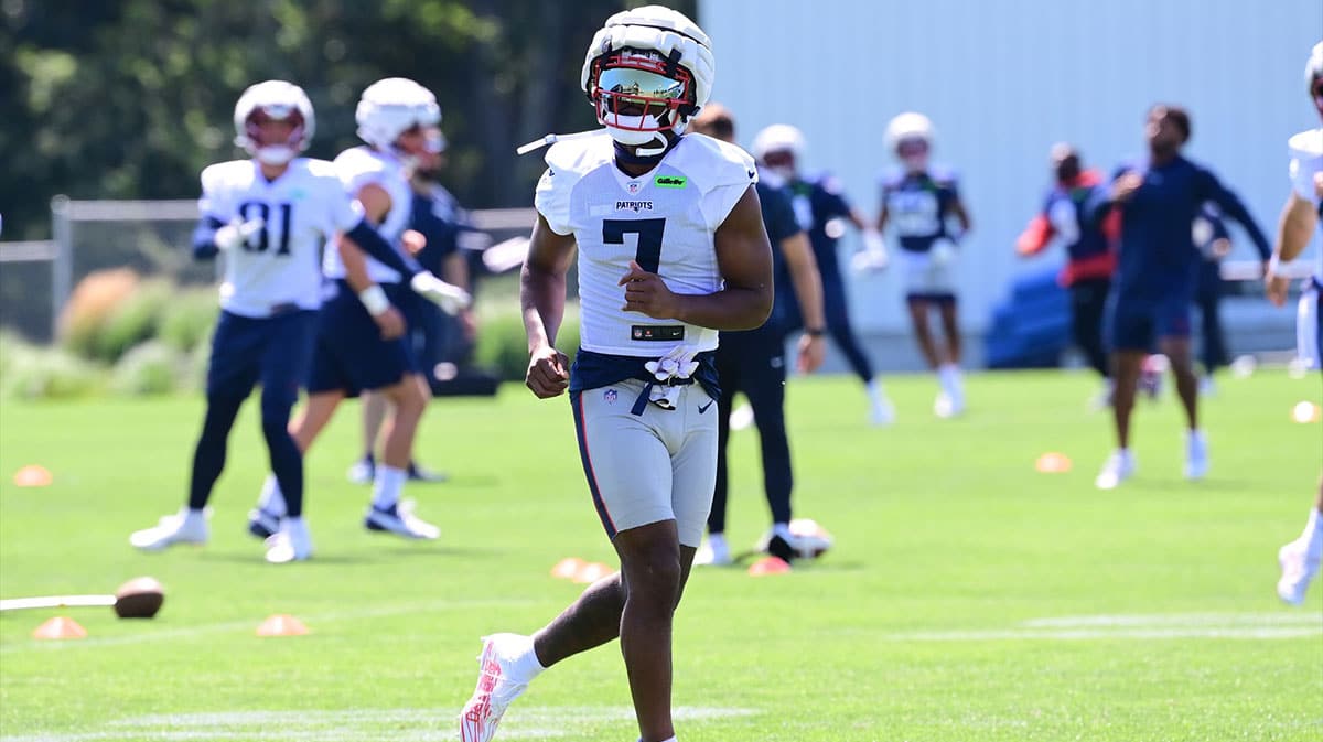 New England Patriots wide receiver JuJu Smith-Schuster (7) warms up during training camp at Gillette Stadium