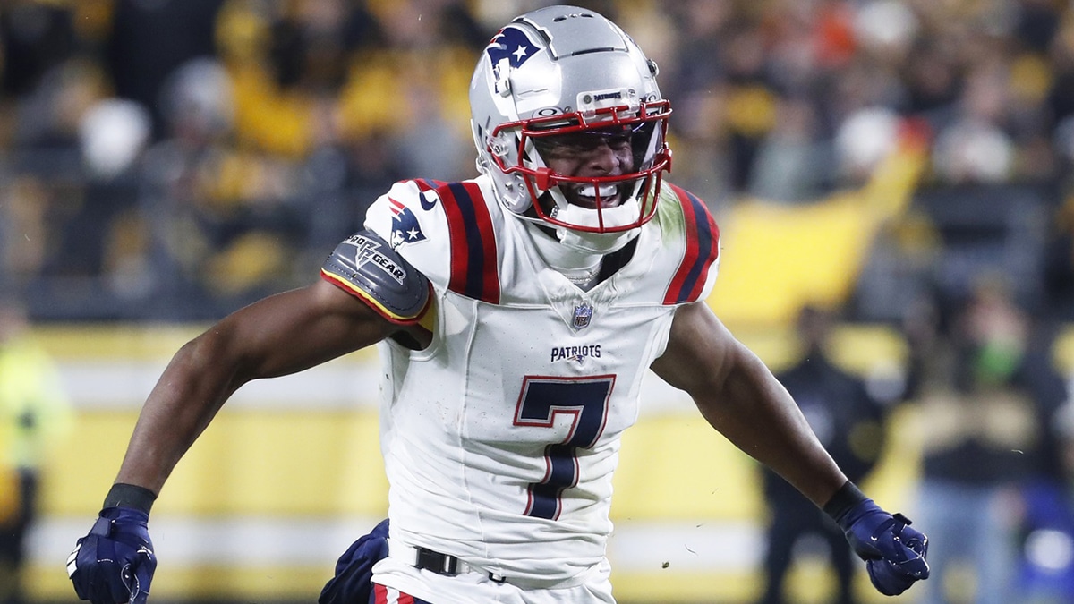 New England Patriots wide receiver JuJu Smith-Schuster (7) reacts after a first down catch against the Pittsburgh Steelers during the second quarter at Acrisure Stadium.