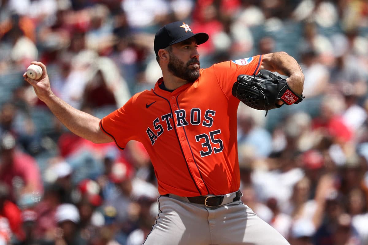  Houston Astros starting pitcher Justin Verlander (35) pitches during the third inning against the Los Angeles Angels at Angel Stadium.