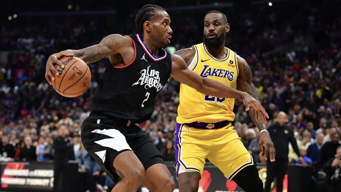 Los Angeles Clippers forward Kawhi Leonard (2) moves the ball against Los Angeles Lakers forward LeBron James (23) during the second half at Crypto.com Arena.