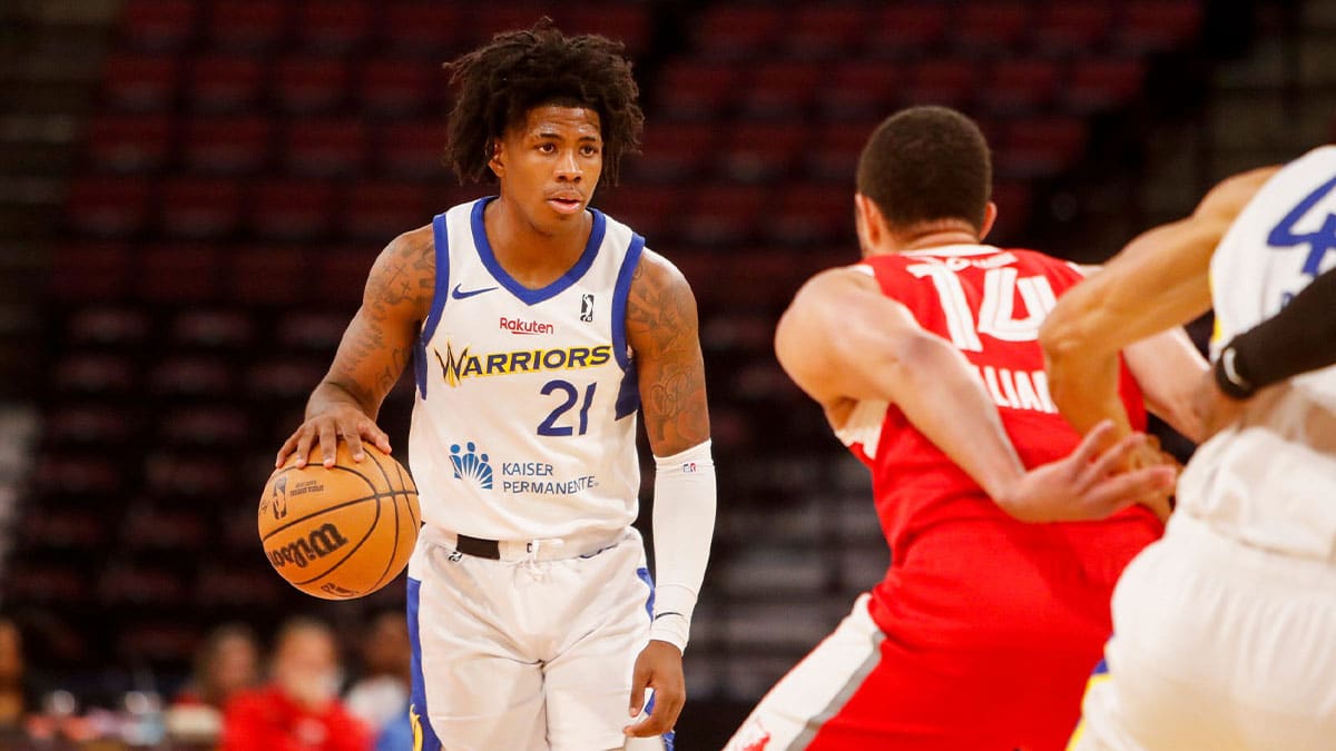 Warriors' Kendric Davis (21) looks to pass the ball during the G League game between the Santa Cruz Warriors and the Memphis Hustle at Landers Center