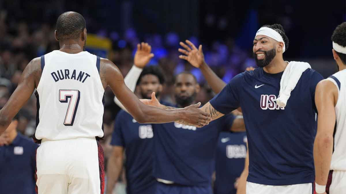 Anthony Davis (14) celebrates with guard Kevin Durant (7)