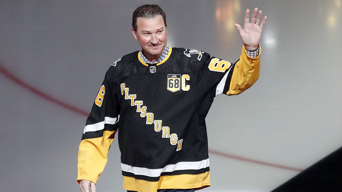 Pittsburgh Penguins former center Mario Lemieux waves to the crowd during a ceremony to retire the jersey number of Penguins former right wing Jaromir Jagr (not pictured) at PPG Paints Arena. The Penguins hosted the Los Angeles Kings after the ceremony. Los Angeles won 2-1.
