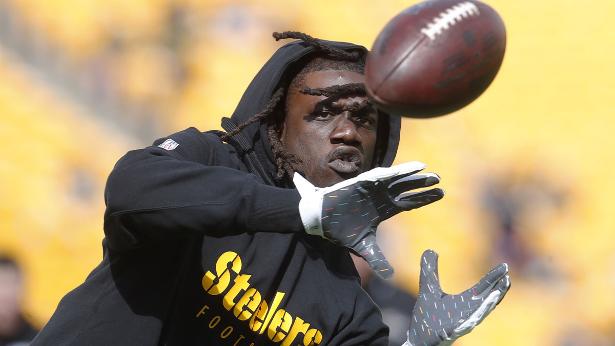 Pittsburgh Steelers linebacker Markus Golden (44) warms up before the game against the Baltimore Ravens at Acrisure Stadium.
