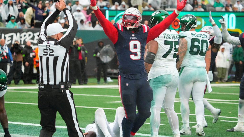 New England Patriots linebacker Matthew Judon (9) celebrates a sack of New York Jets quarterback Zach Wilson (2) for a safety in the 4th quarter at MetLife Stadium.