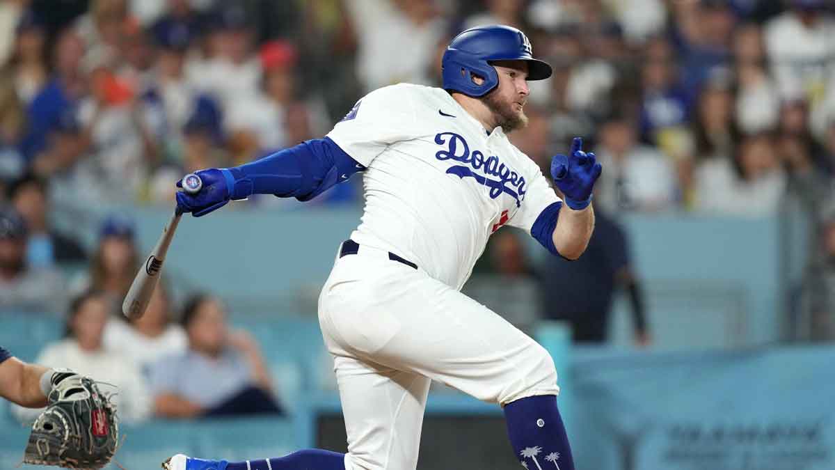 Los Angeles Dodgers third baseman Max Muncy (13) bats against the Seattle Mariners at Dodger Stadium. 