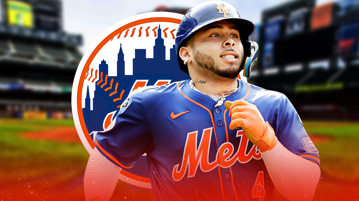 Francisco Alvarez in front of the Mets logo