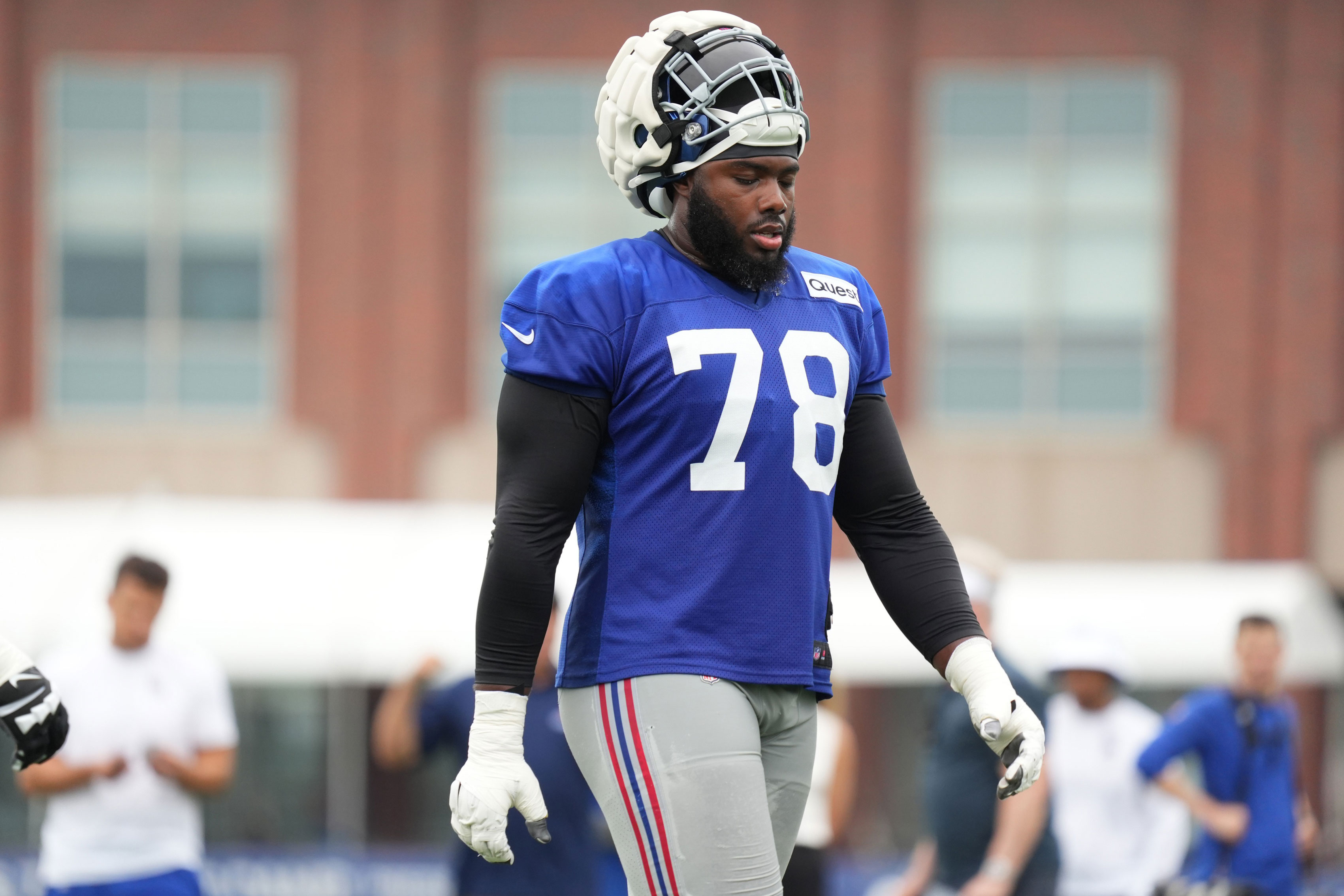 New York Giants offensive tackle Andrew Thomas (78) takes a water break during training camp at Quest Diagnostics Training Center.