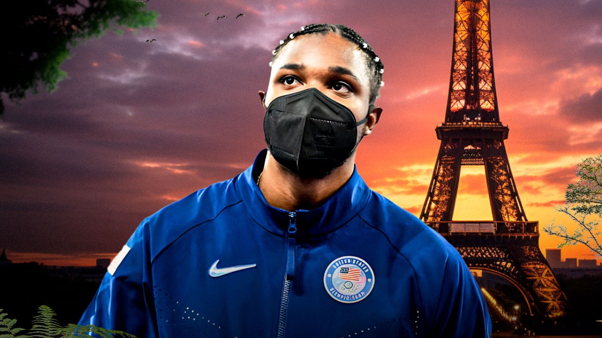 Noah Lyles in the Olympics wearing a mask.