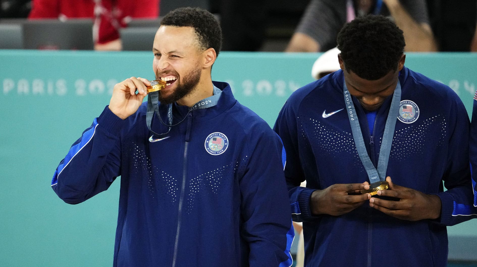 Carmelo Anthony and Stephen Curry embraced at courtside. 