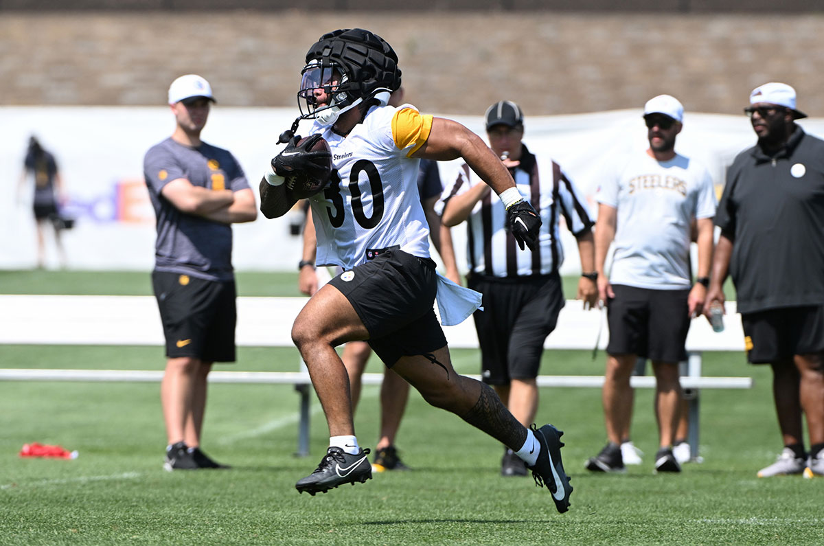 Pittsburgh Steelers running back Jaylen Warren (30) participates in drills during training camp at Saint Vincent College. 