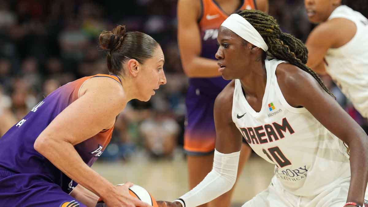 Atlanta Dream guard Rhyne Howard (10) plays defense against Phoenix Mercury guard Diana Taurasi (3) during the game at at Footprint Center.