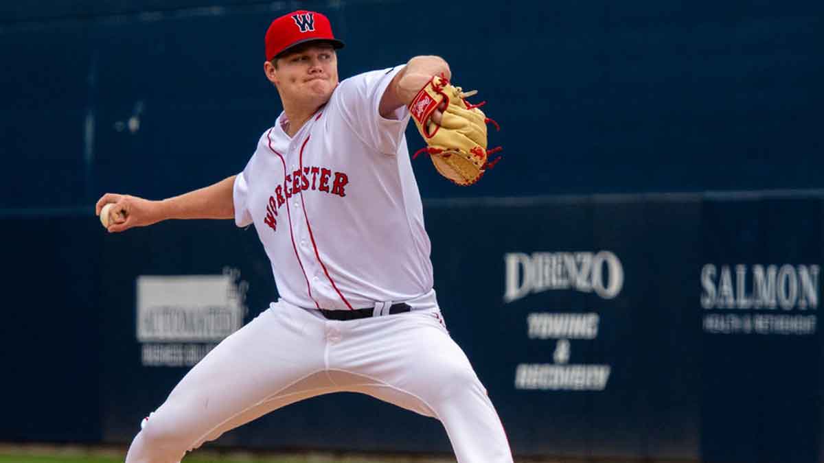 WooSox pitcher Richard Fitts throws in the third inning against the Durham Bulls