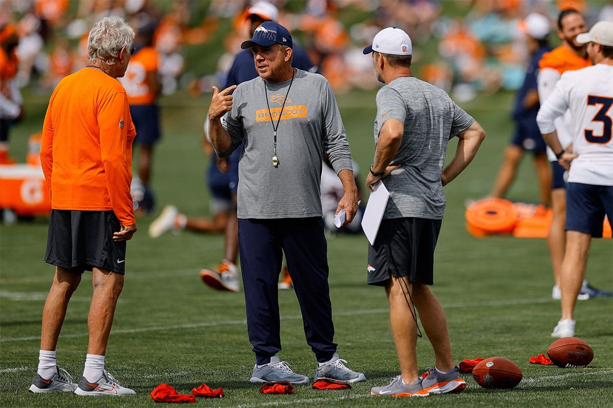 Denver Broncos head coach Sean Payton (C) during training camp at Broncos Park Powered by CommonSpirit. 